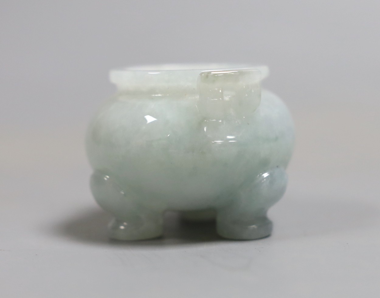 A small Chinese jade censer or jossstick holder, 4cm tall